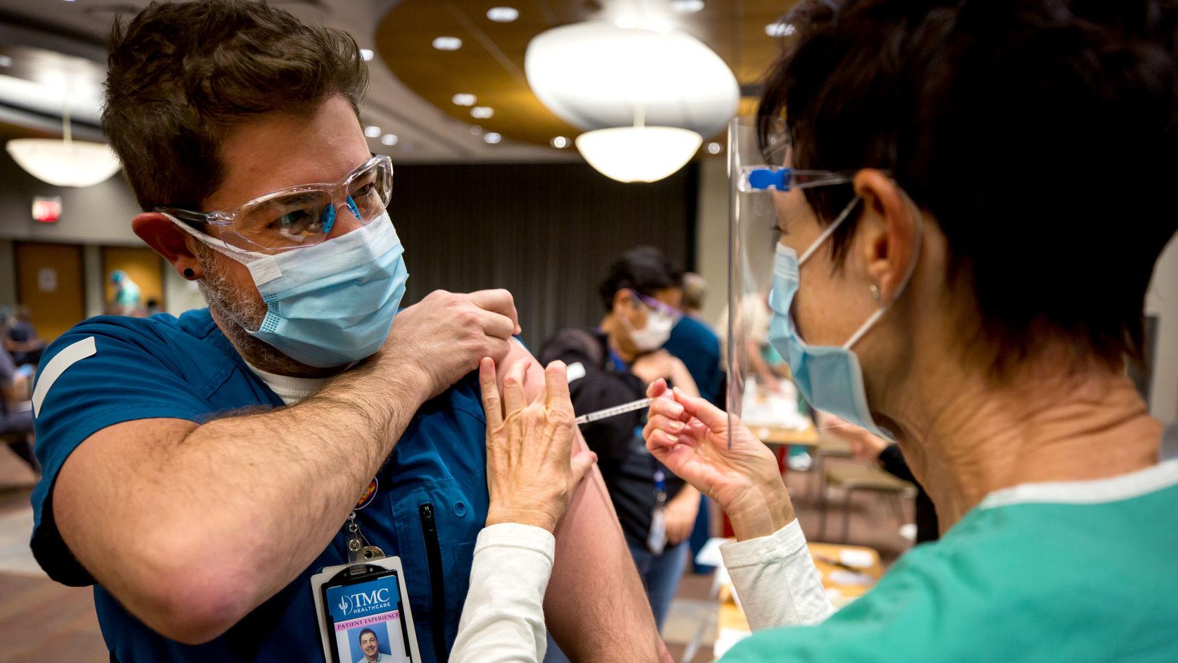 Profesor de la UA explica por qué la vacuna del COVID-19 es segura